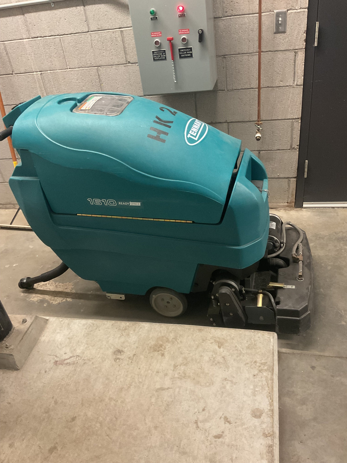 Refurbished Tennant 1610, Walk Behind Carpet Extractor, 22", Self Contained, Battery, 3/1/1 Warranty